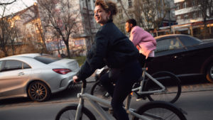 eunes cyclistes urbain smartbike