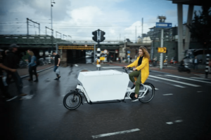 Femme en vélo cargo électrique de ville